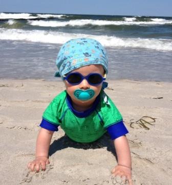 Oskar am Strand - im Schwimmanzug mit 50+ UV-Schutz von Fred´s World by Green Cotton